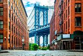 Manhattan bridge tussen 2 gebouwen