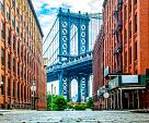 Manhattan bridge tussen 2 gebouwen