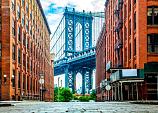 Manhattan bridge tussen 2 gebouwen