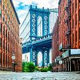 Manhattan bridge tussen 2 gebouwen