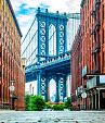 Manhattan bridge tussen 2 gebouwen