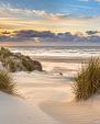 In de duinen met zonsondergang op eiland Ameland, Nederland