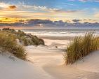 In de duinen met zonsondergang op eiland Ameland, Nederland