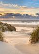 In de duinen met zonsondergang op eiland Ameland, Nederland