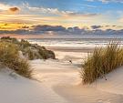 In de duinen met zonsondergang op eiland Ameland, Nederland