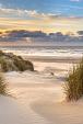 In de duinen met zonsondergang op eiland Ameland, Nederland