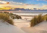 In de duinen met zonsondergang op eiland Ameland, Nederland