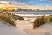 In de duinen met zonsondergang op eiland Ameland, Nederland