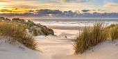 In de duinen met zonsondergang op eiland Ameland, Nederland