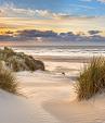 In de duinen met zonsondergang op eiland Ameland, Nederland