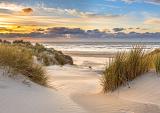 In de duinen met zonsondergang op eiland Ameland, Nederland