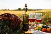 Picknick in de natuur bij zonsondergang