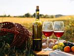 Picknick in de natuur bij zonsondergang