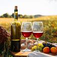 Picknick in de natuur bij zonsondergang