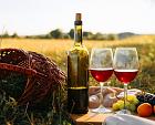 Picknick in de natuur bij zonsondergang