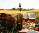 Picknick in de natuur bij zonsondergang