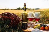 Picknick in de natuur bij zonsondergang