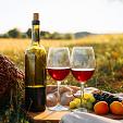 Picknick in de natuur bij zonsondergang