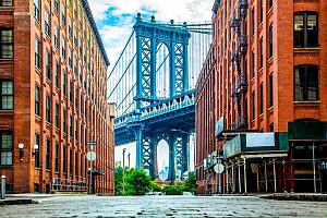 Manhattan bridge tussen 2 gebouwen