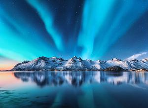 Besneeuwde bergen met Noorderlicht op de Lofoten-eilanden, Noorwegen