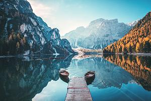 Boten op Braies meer in de Dolomieten, Italië