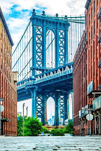 Manhattan bridge tussen 2 gebouwen