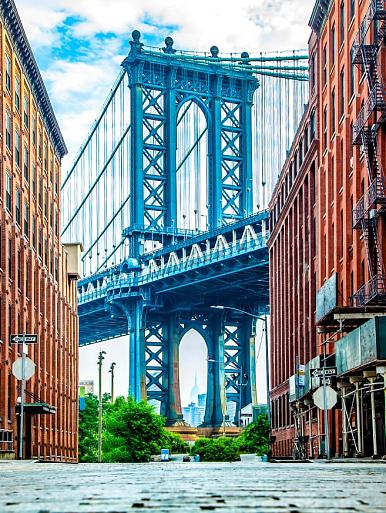 Manhattan bridge tussen 2 gebouwen