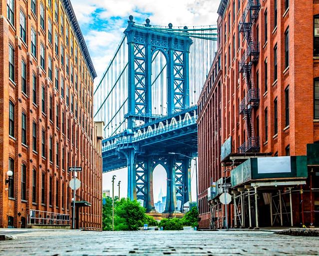 Manhattan bridge tussen 2 gebouwen