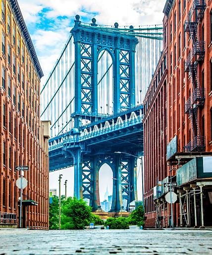 Manhattan bridge tussen 2 gebouwen