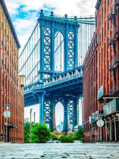 Manhattan bridge tussen 2 gebouwen