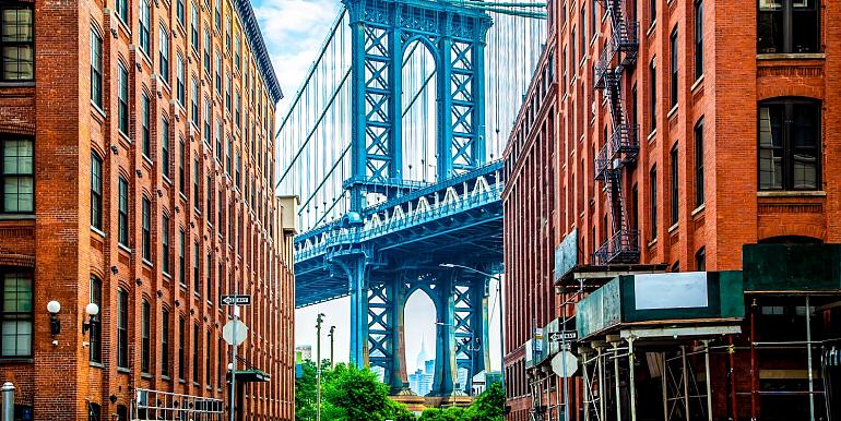 Manhattan bridge tussen 2 gebouwen