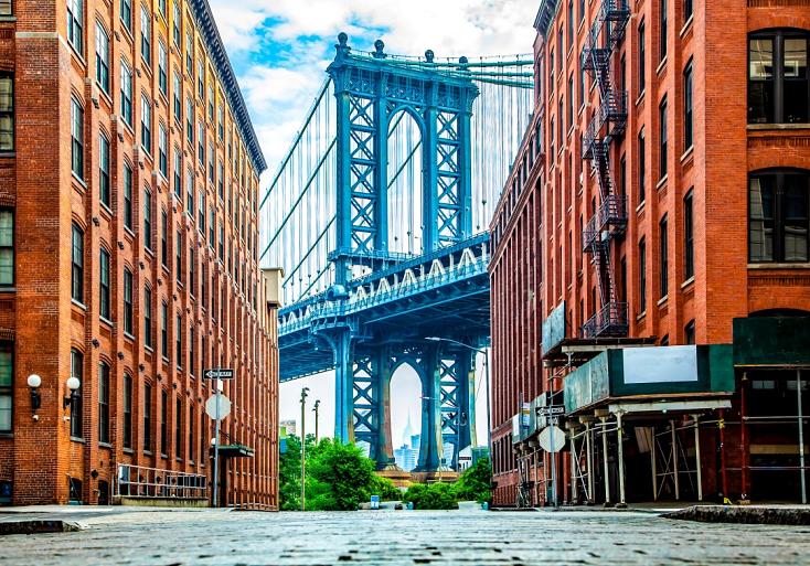 Manhattan bridge tussen 2 gebouwen