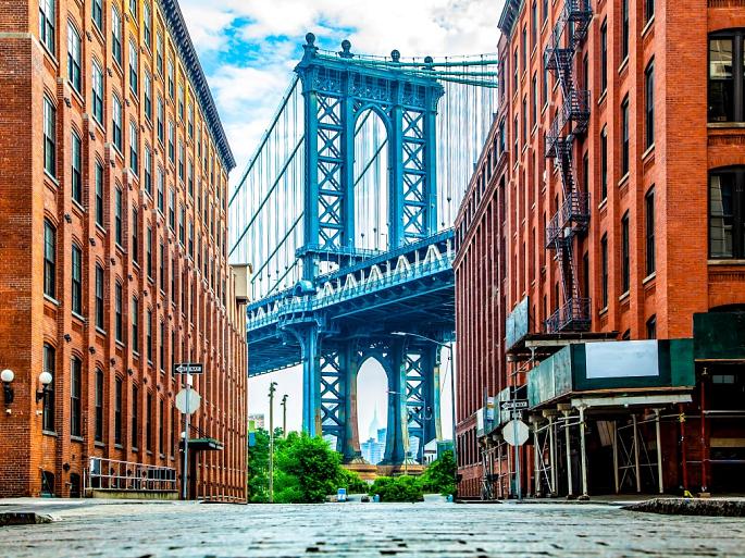 Manhattan bridge tussen 2 gebouwen