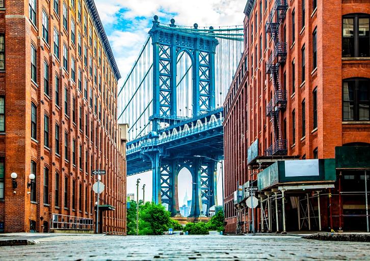 Manhattan bridge tussen 2 gebouwen