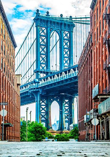 Manhattan bridge tussen 2 gebouwen