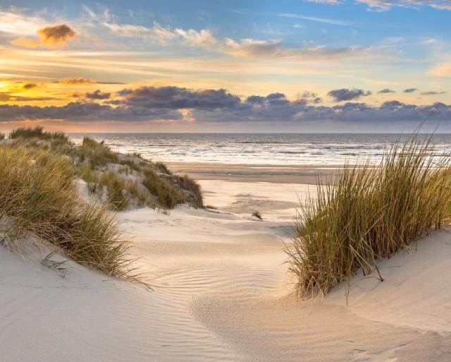 In de duinen met zonsondergang op eiland Ameland, Nederland