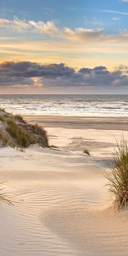 In de duinen met zonsondergang op eiland Ameland, Nederland