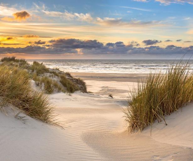 In de duinen met zonsondergang op eiland Ameland, Nederland