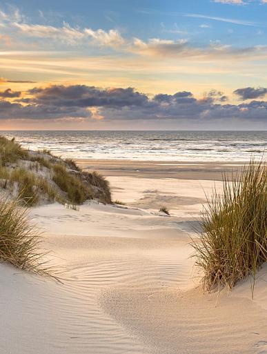 In de duinen met zonsondergang op eiland Ameland, Nederland