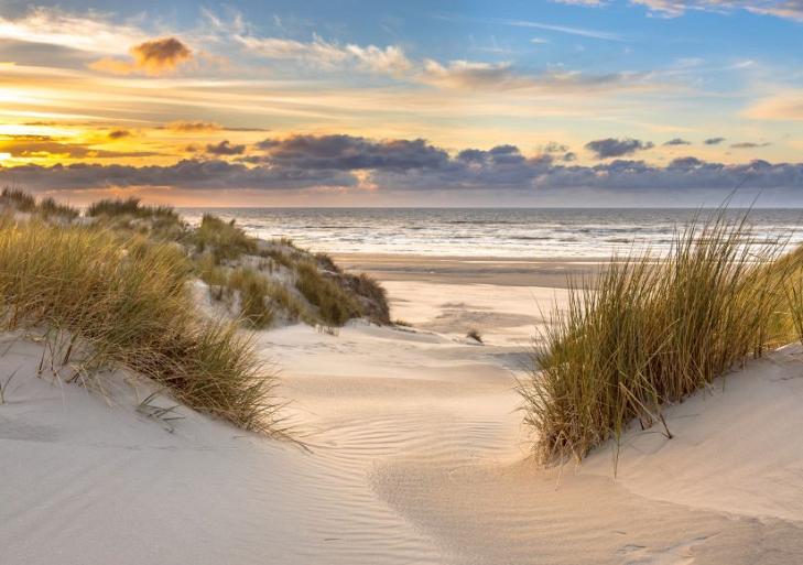 In de duinen met zonsondergang op eiland Ameland, Nederland