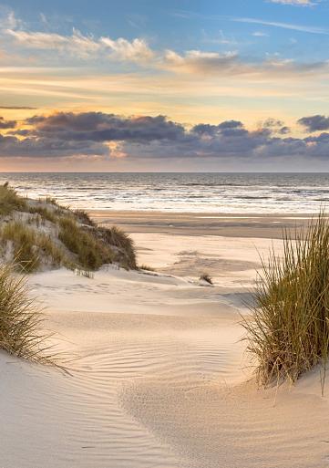 In de duinen met zonsondergang op eiland Ameland, Nederland