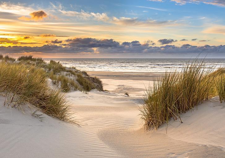 In de duinen met zonsondergang op eiland Ameland, Nederland