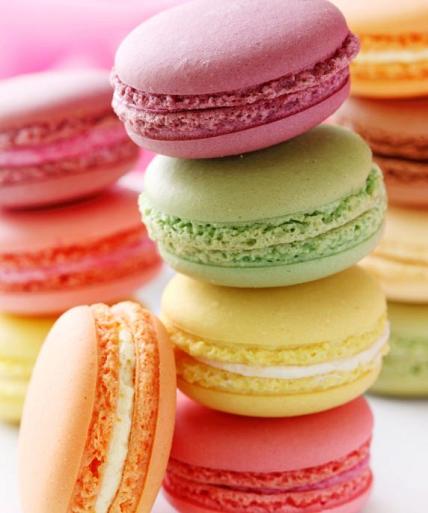 Kleurrijke, gestapelde macarons