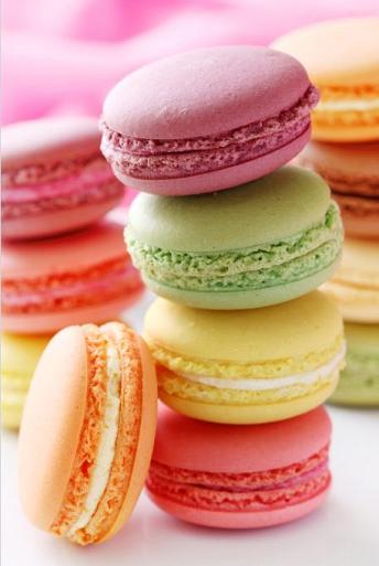 Kleurrijke, gestapelde macarons