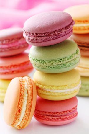 Kleurrijke, gestapelde macarons