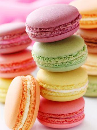 Kleurrijke, gestapelde macarons