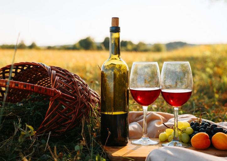 Picknick in de natuur bij zonsondergang